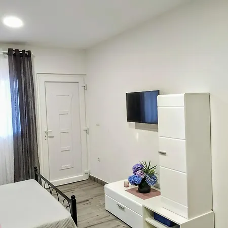 Apartment Violeta - - 50 M From The