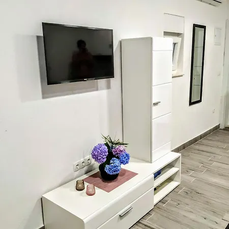 Apartment Violeta - - 50 M From The Trogir